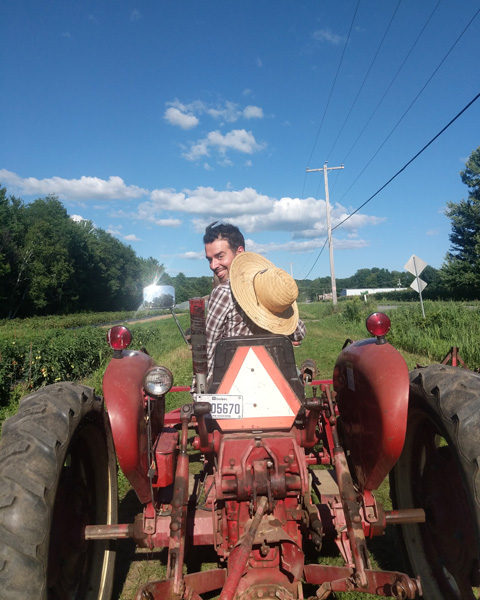 Employé conduisant un tracteur