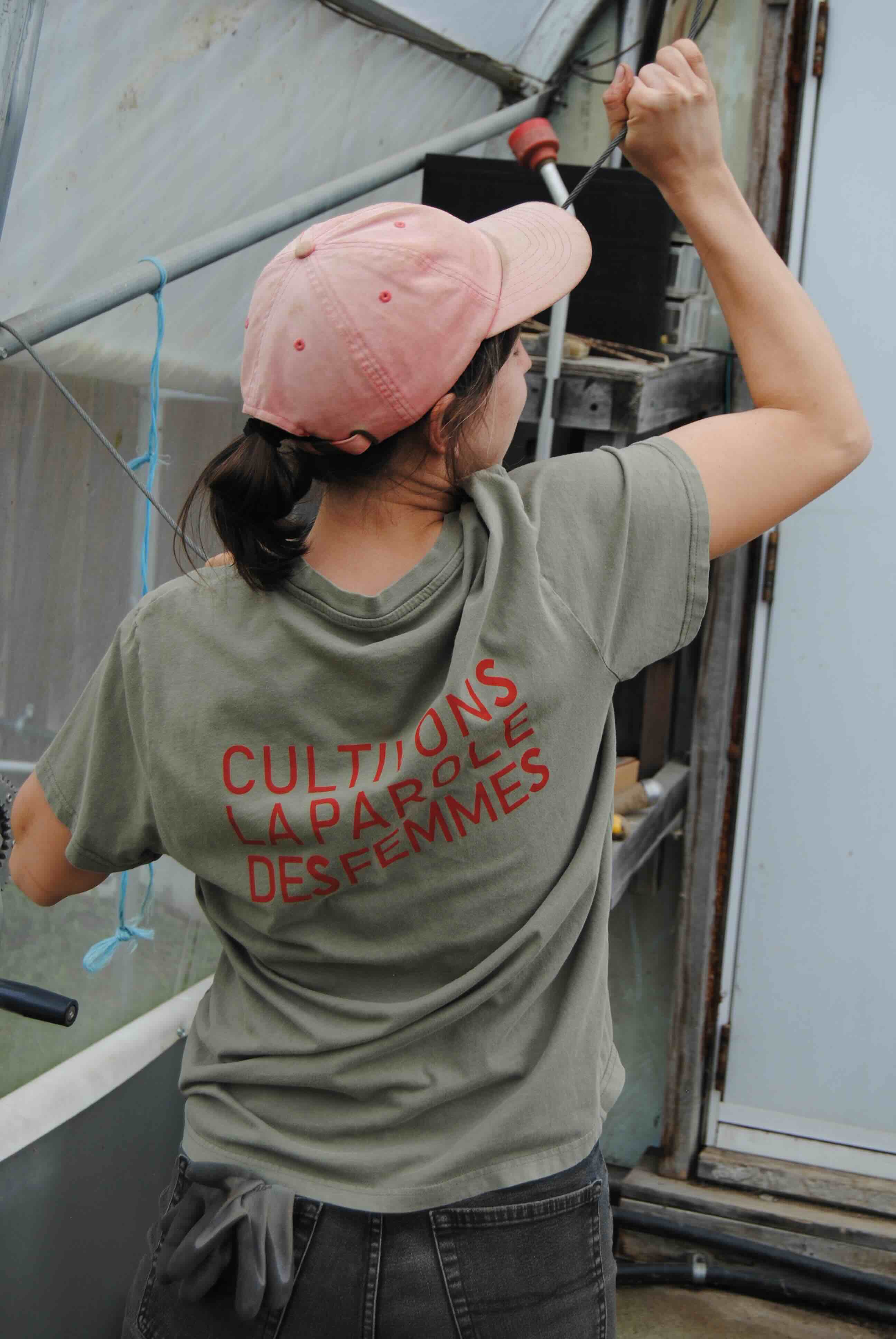 Maraîchère dans la serre